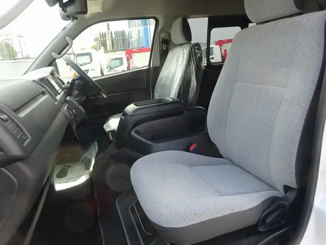 トヨタ ハイエースコミューター 3DF-GDH223B(2WD)の写真32