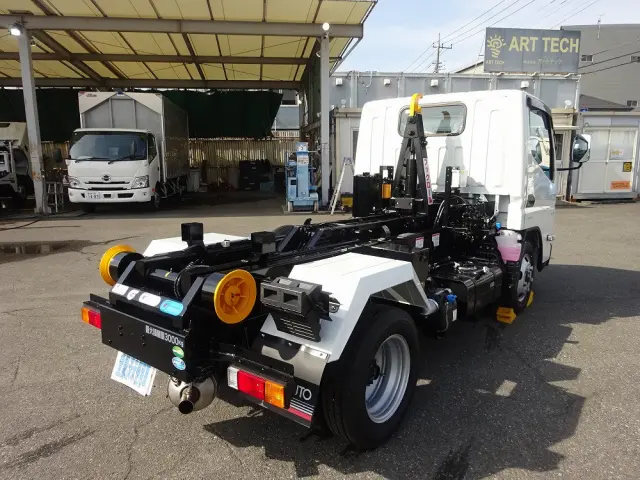 三菱 キャンター 2RG-FBAV0(2WD)の写真2