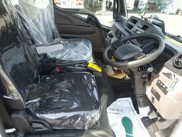 三菱 キャンター 2RG-FBAV0(2WD)の写真4