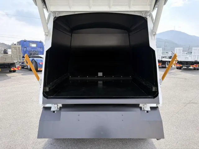 三菱 キャンター 2RG-FEAV0(2WD)の写真3