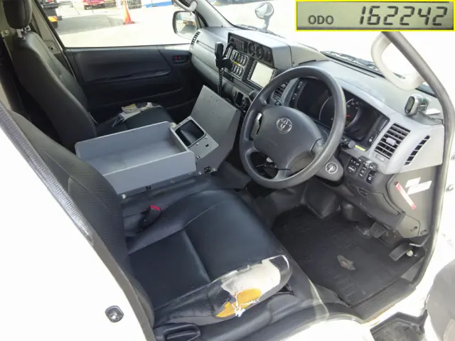 トヨタ ハイエース CBF-TRH226S(4WD)の写真4