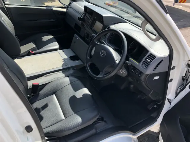 トヨタ ハイエース CBF-TRH226S(4WD)の写真4