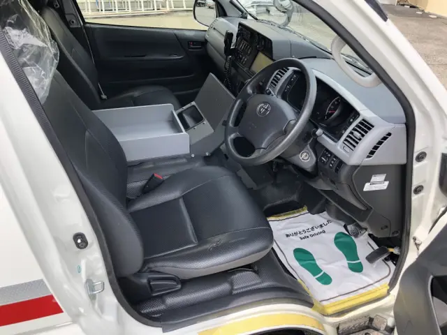 トヨタ ハイエース CBF-TRH226S(4WD)の写真4