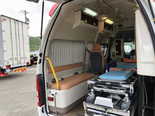 トヨタ ハイエース CBF-TRH226S(4WD)の写真18