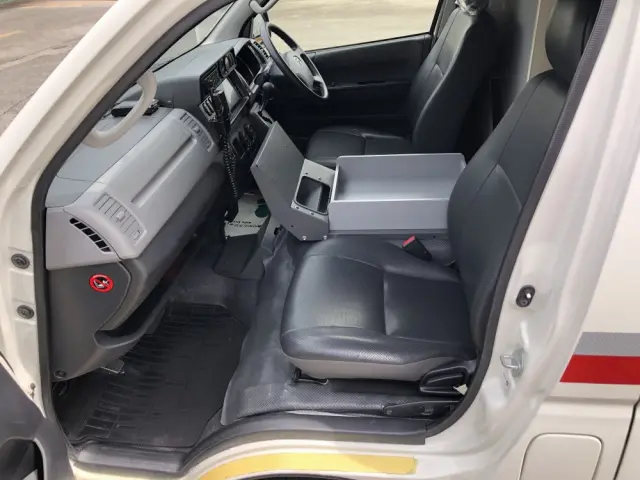 トヨタ ハイエース CBF-TRH226S(4WD)の写真38