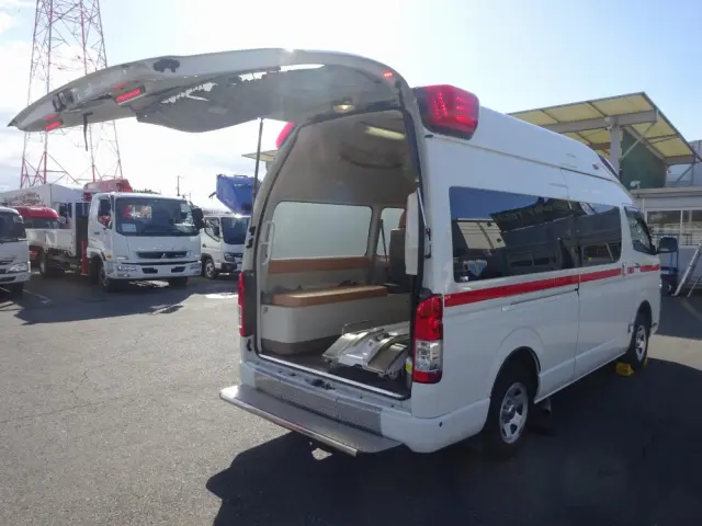 トヨタ ハイエース CBF-TRH226S(4WD)の写真2