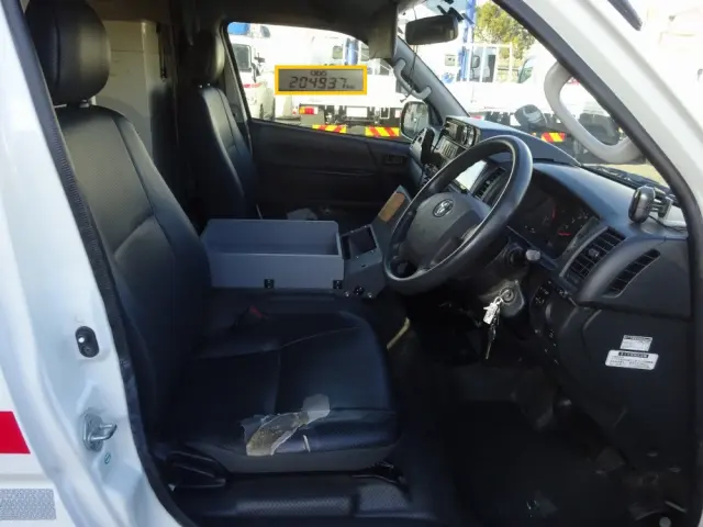 トヨタ ハイエース CBF-TRH226S(4WD)の写真4