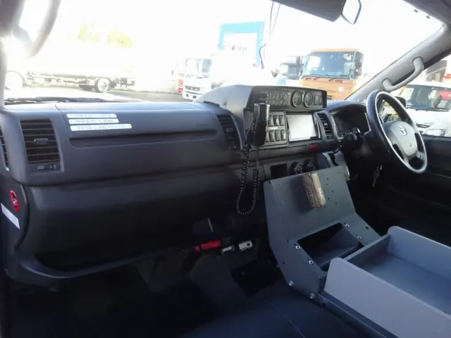 トヨタ ハイエース CBF-TRH226S(4WD)の写真38