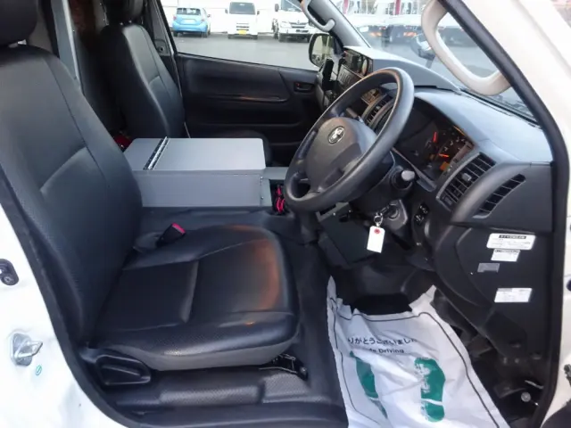 トヨタ ハイエースバン CBF-TRH226S(4WD)の写真4