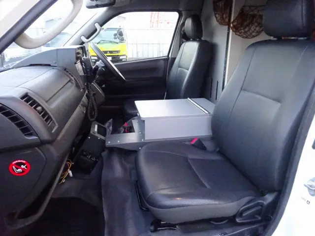 トヨタ ハイエースバン CBF-TRH226S(4WD)の写真39