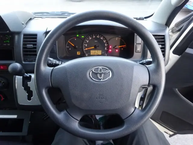 トヨタ ハイエースバン CBF-TRH226S(4WD)の写真40