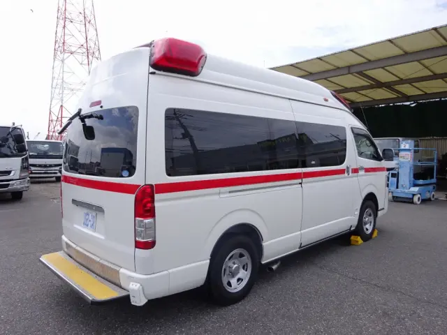 トヨタ ハイエース CBF-TRH226S(4WD)の写真2