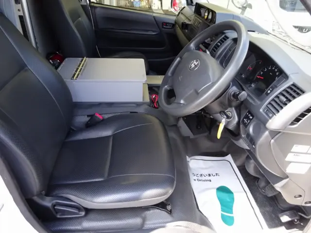 トヨタ ハイエース CBF-TRH226S(4WD)の写真4