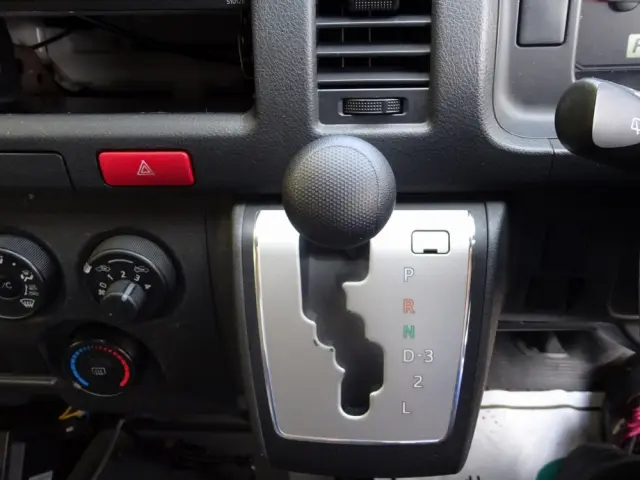 トヨタ ハイエース CBF-TRH226S(4WD)の写真8