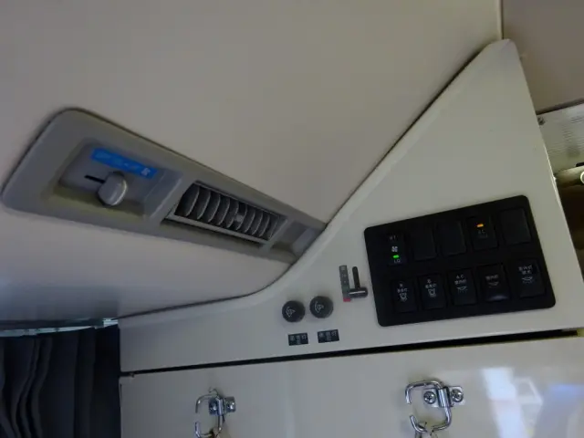 トヨタ ハイエース CBF-TRH226S(4WD)の写真22