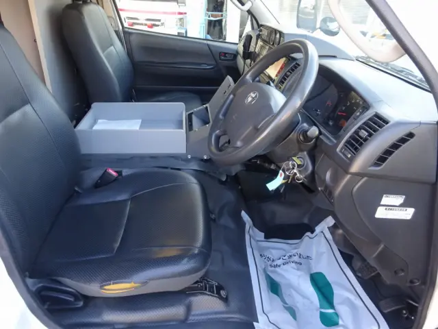 トヨタ ハイエースバン CBF-TRH226S(4WD)の写真4
