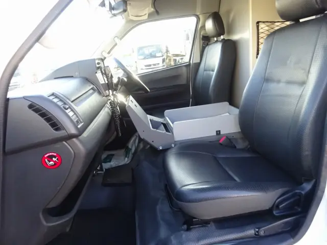トヨタ ハイエースバン CBF-TRH226S(4WD)の写真34