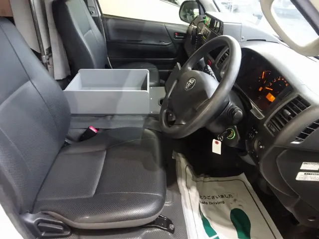 トヨタ ハイエースバン CBF-TRH226S(4WD)の写真4