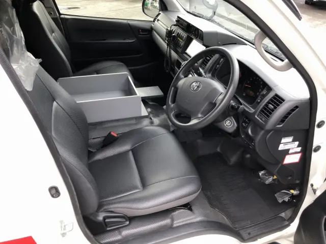 トヨタ ハイエース CBF-TRH226S(4WD)の写真4