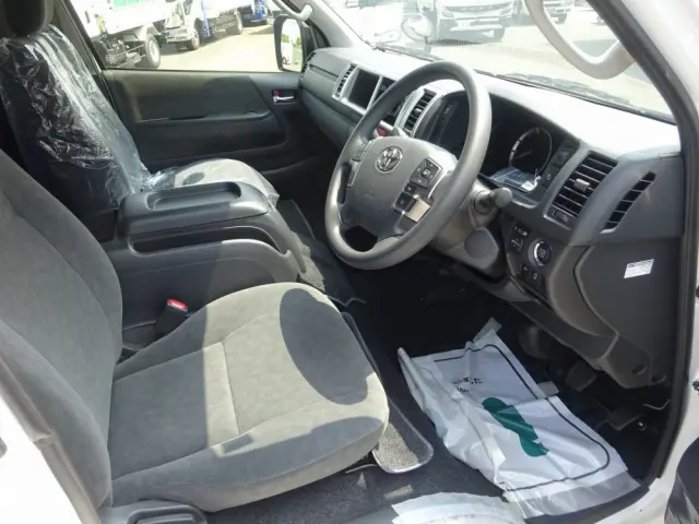 トヨタ ハイエース 3BA-TRH224W(2WD)の写真4