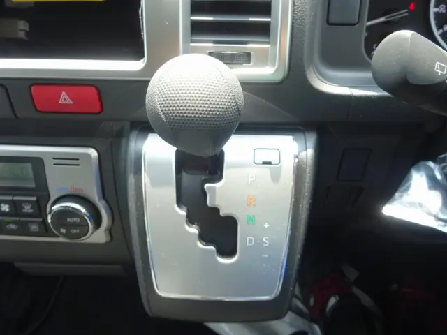 トヨタ ハイエース 3BA-TRH224W(2WD)の写真35