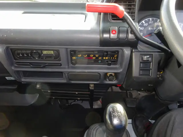 いすゞ エルフ PB-NKR81N(2WD)の写真40