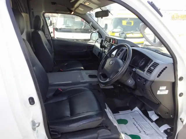 トヨタ ハイエース CBF-TRH221S(2WD)の写真4
