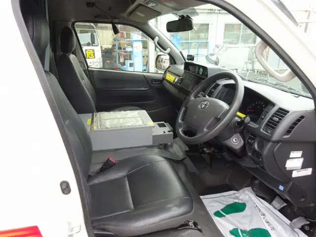 トヨタ ハイエース CBF-TRH221S(2WD)の写真4