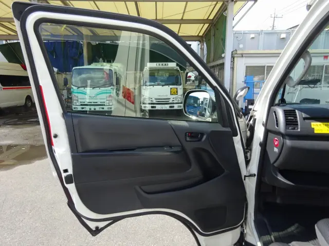 トヨタ ハイエース CBF-TRH221S(2WD)の写真41