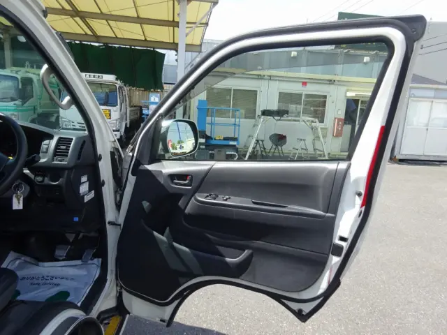 トヨタ ハイエース CBF-TRH221S(2WD)の写真42