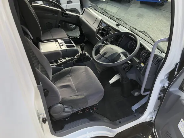 いすゞ フォワード 2RG-FRR90S2(2WD)の写真4