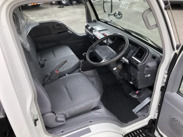 いすゞ エルフ PB-NKR81N(2WD)の写真4