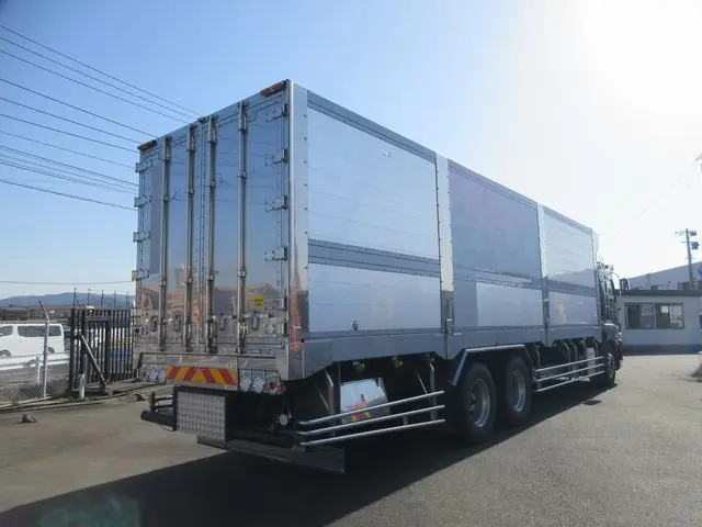 いすゞ ギガ QKG-CYM77A(6x2)の写真2