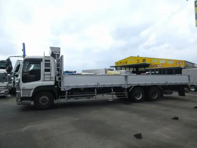 いすゞ ギガ QKG-CYM77A(2WD)の写真9