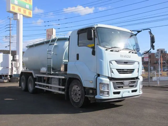 いすゞ ギガ QKG-CYM77BM(6x2)の写真3