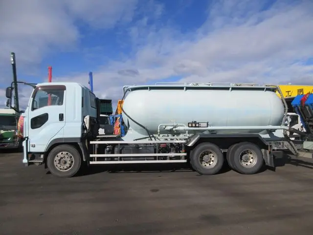 いすゞ ギガ QKG-CYM77BM(6x2)の写真10