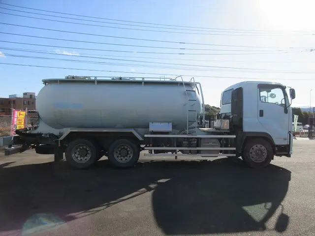 いすゞ ギガ QKG-CYM77BM(6x2)の写真11