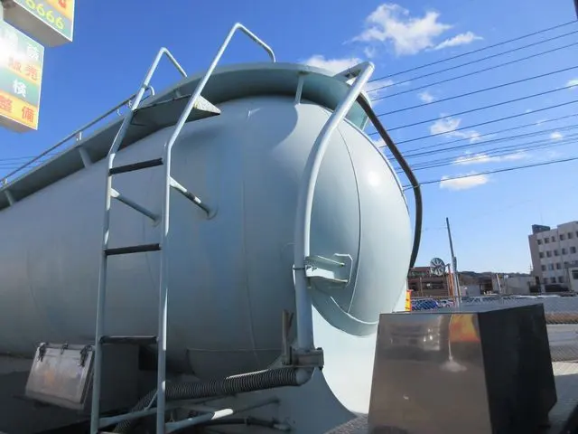 いすゞ ギガ QKG-CYM77BM(6x2)の写真14