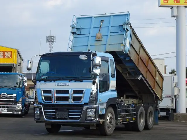 いすゞ ギガ QKG-CXZ77AT(6x4)の写真1
