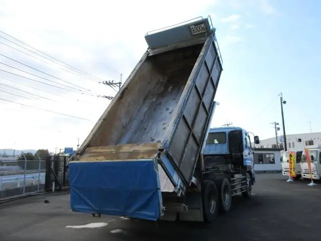 いすゞ ギガ QKG-CXZ77AT(6x4)の写真2