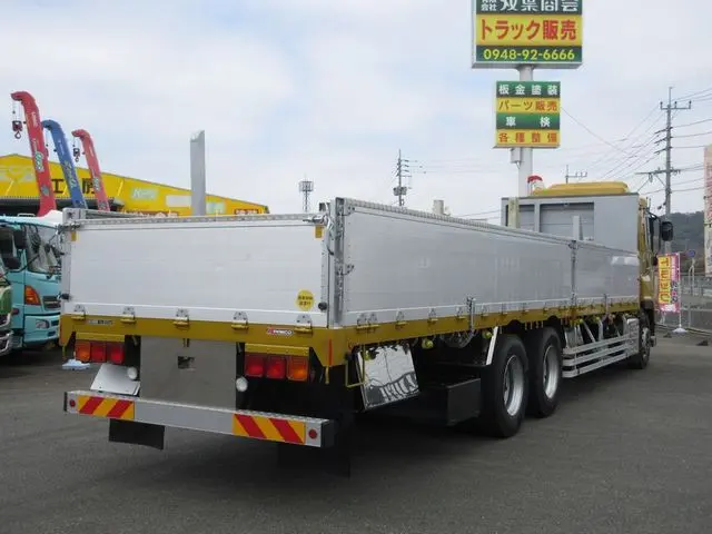 いすゞ ギガ 2PG-CYM77C(6x2)の写真2