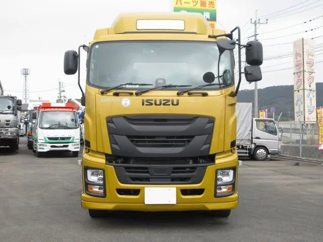 いすゞ ギガ 2PG-CYM77C(6x2)の写真4