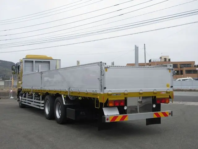 いすゞ ギガ 2PG-CYM77C(6x2)の写真6