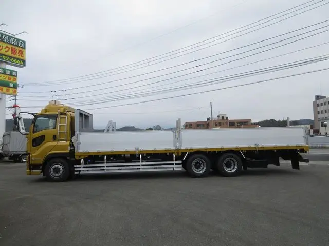 いすゞ ギガ 2PG-CYM77C(6x2)の写真7