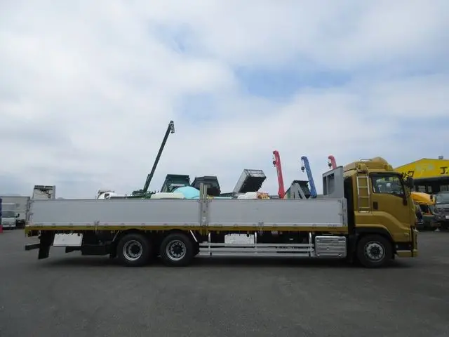 いすゞ ギガ 2PG-CYM77C(6x2)の写真8