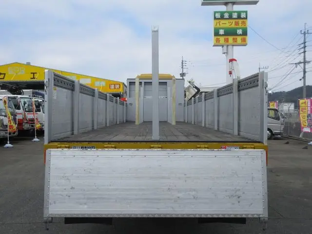 いすゞ ギガ 2PG-CYM77C(6x2)の写真9