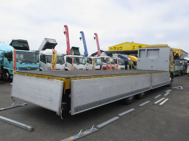 いすゞ ギガ 2PG-CYM77C(6x2)の写真14