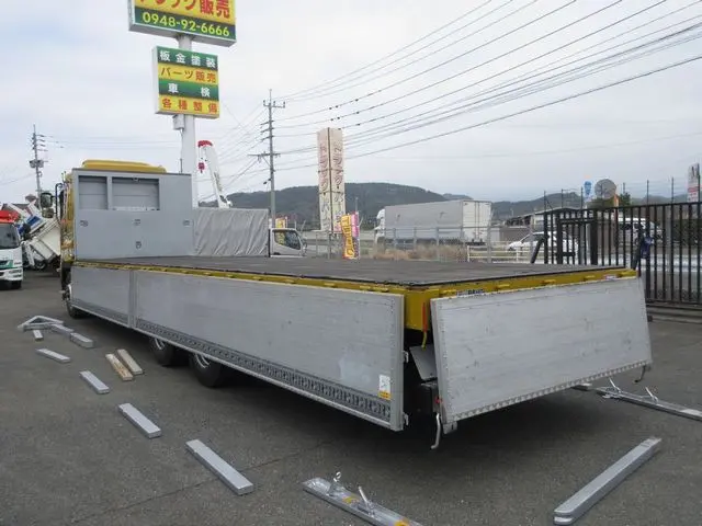 いすゞ ギガ 2PG-CYM77C(6x2)の写真15