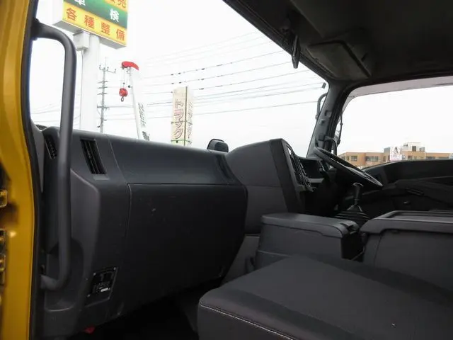 いすゞ ギガ 2PG-CYM77C(6x2)の写真34
