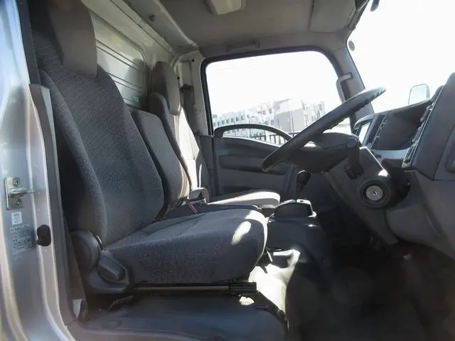 いすゞ エルフ 2RG-NMR88AN(2WD)の写真30